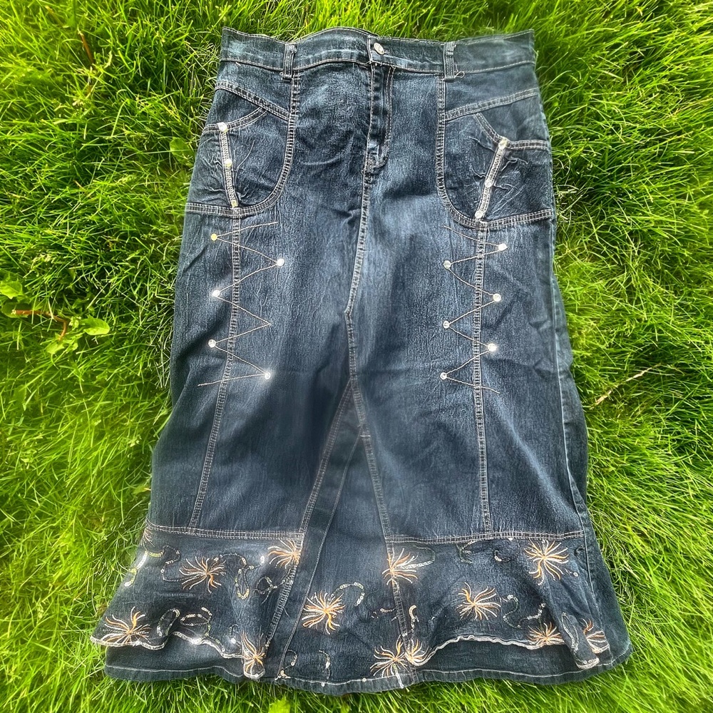 Embroidered 2000’s Denim Skirt